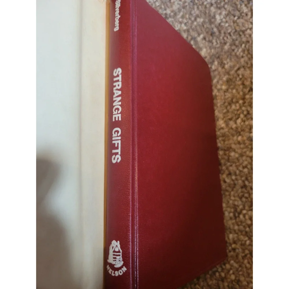 Strange Gifts: Eight Stories of Science Fiction (BCE) by Robert‎ A. Silverberg